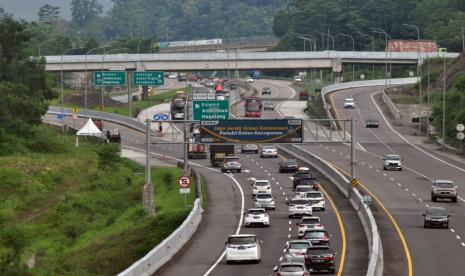 Arus lalu lintas menuju arah Solo (kiri) tampak mendominasi di interchange (simpang susun) Bawen, ruas Tol Semarang- Solo di wilayah Kabupaten Semarang, pada H-4 Lebaran, Kamis (28/4).