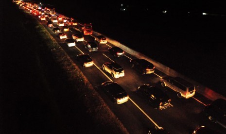 Arus lalu lintas menuju Solo tampak masih mendominasi sepanjang Sabtu (1/6) hingga Ahad (2/6) dini hari, di KM 427 A, ruas tol Semarang- Solo. PT Trans Marga Jateng (TMJ) selaku pengelola jalan tol ini masih masih akan memberlakukan contra flow (3 : 1) prioritas arus lalu lintas dari arah Semarang guna mengurai kepadatan ini.