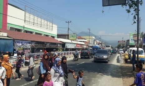 Arus lalu lintas mudik di Jalan Nasional 3 atau jalur selatan menuju Tasikmalaya dan Jawa Tengah tersendat jelang pasar Limbangan, Garut pada Sabtu (9/6). Pasar Limbangan merupakan salah satu titik rawan macet di jalur selatan.   