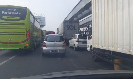 Arus lalulintas di Jalan Tol Jakarta - Cikampek lancar namun masih banyak mobil kontainer yang melintas, Rabu (29/5).