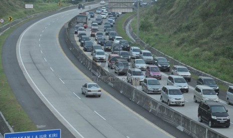  Arus lalulintas menuju Jakarta di ruas tol Semarang- Bawen tampak padat merayap, Sabtu (2/8). (Republika/Bowo Pribadi)  