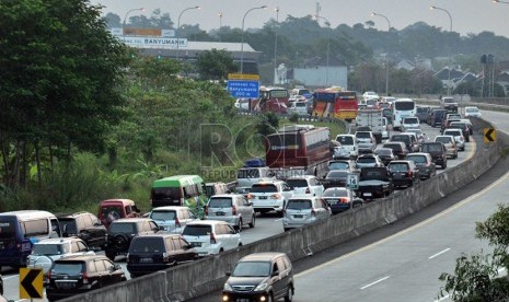  Arus lalulintas menuju Jakarta di ruas tol Semarang- Bawen tampak padat merayap, Sabtu (2/8). (Republika/Bowo Pribadi)  