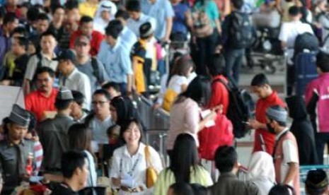 Arus Mudik Bandara. Calon penumpang memadati pintu keberangkatan terminal 1B Bandara Internasional Soekarno-Hatta, Banten, Sabtu (3/8).  FOTO WIHDAN HIDAYAT/REPUBLIKA