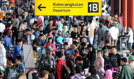 Arus Mudik Bandara. Calon penumpang memadati pintu keberangkatan terminal 1B Bandara Internasional Soekarno-Hatta, Banten, Sabtu (3/8).  FOTO WIHDAN HIDAYAT/REPUBLIKA