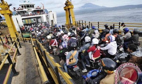 Kendaraan antre di Pelabuhan Gilimanuk Bali