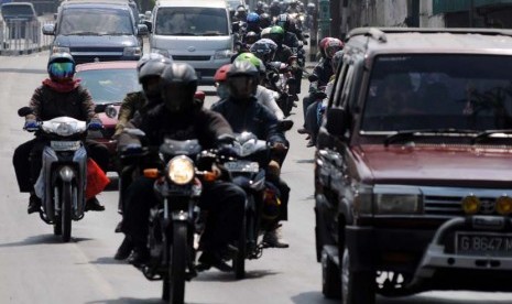  Arus pemudik dengan sepeda motor memasuki perbatasan Jawa Tengah-Jawa Barat di Kabupaten Brebes, Jawa Tengah, Kamis (16/8).  (Aditya Pradana Putra/Republika)