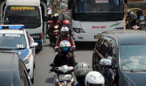  Arus pemudik dengan sepeda motor memasuki perbatasan Jawa Tengah-Jawa Barat di Kabupaten Brebes, Jawa Tengah, Kamis (16/8).  (Aditya Pradana Putra/Republika)