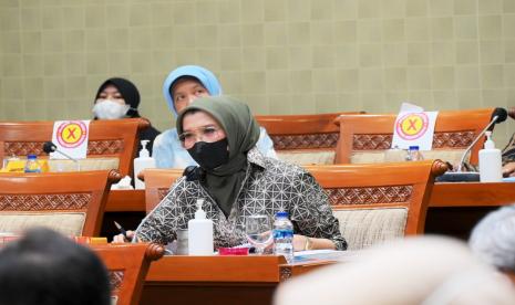 Arzeti Bilbina Anggota Komisi IX DPR RI F-PKB mendesak pemerintah untuk segera menerbitkan aturan tentang larangan penggunaan Bisphenol A (BPA) dalam pembuatan wadah plastik makanan.