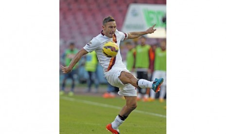 AS Roma's Francesco Totti controls the ball during their Italian Serie A soccer match against Napoli at San Paolo stadium in Naples, November 1, 2014. 