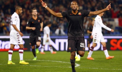 AS Roma's Seydou Keita celebrates after scoring against Torino during their Italian Serie A soccer match at the Olympic stadium in Rome November 9, 2014