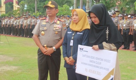 Asabri memberikan Santunan Risiko Kematian Khusus (SRKK) Gugur atas nama Bharaka (Anumerta) Muhamad Saepul Muhdori kepada istri almarhum, Novi Sevtiyani. Manfaat santunan asuransi ini diserahkan oleh Kapolda Sulteng Irjen Pol Syafril Nursal bersama Kepala Kantor Cabang Asabri cabang Palu, Winarti, dihadapan anggota Polda Sulteng sebesar Rp 405.826.300.