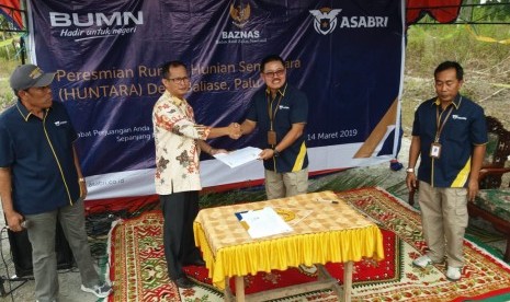 Asabri menyerahkan bantuan untuk warga Sigi.