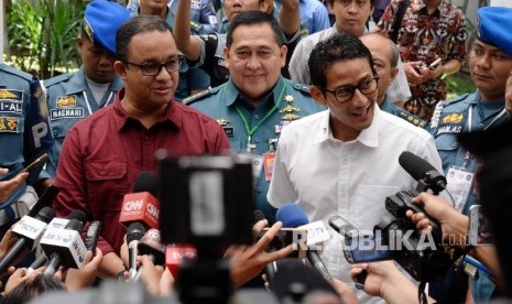 asangan bakal calon gubernur dan calon wakil gubernur DKI Jakarta Anies Baswedan dan Sandiaga Uno seusai menjalani psikotes di RSAL Mintohardjo, Jakarta, Ahad (25/9). 