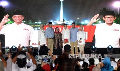 Pasangan Cagub-Cawagub DKI Jakarta terpilih Anies Baswedan - Sandiaga Uno berfoto bersama istri dan ibunda usai memberikan pidato politik usai penetapan calon terpilih Pilkada DKI Jakarta oleh KPUD di Museum Bank Indonesia, Jakarta, Jumaat (5/5) malam. 