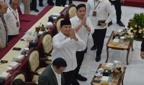 asangan calon Presiden dan Wakil Presiden nomor urut 2 Prabowo Subianto-Gibran Rakabuming Raka menghadiri rapat pleno penetapan pasangan calon presiden dan wakil presiden terpilih pemilihan umum 2024 di Gedung KPU, Jakarta, Rabu (24/4/2024).