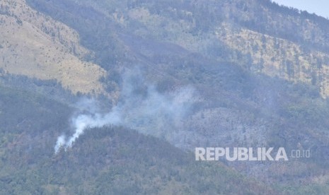 Asap akibat kebakaran Gunung Lawu terlihat dari Desa Sidokerto, Kecamatan Sidorejo, Magetan, Jawa Timur, (ilustrasi). Untuk mencegah karhutla Perhutani Surakarta membuat bak-bak penampungan di  lereng Gunung Lawu.