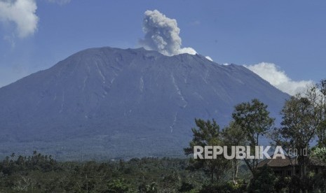 Asap bercampur abu vulkanis keluar dari kawah Gunung Agung, terlihat dari Sidemen, Karangasem, Bali, Jumat (8/12). 