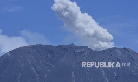 Asap bercampur abu vulkanis keluar dari kawah Gunung Agung