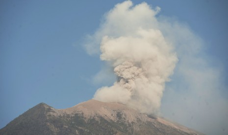 Asap dan abu vulkanik keluar dari kawah Gunung Agung terlihat dari Desa Batuniti, Karangasem, Bali, Rabu (4/7).