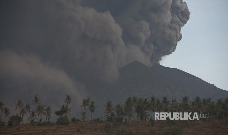 Asap dan abu vulkanis menyembur dari kawah Gunung Agung pascaletusan freatik kedua, terpantau dari Desa Culik, Karangasem, Bali, Ahad (26/11). 