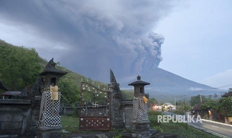 Asap dan abu vulkanis menyembur dari kawah Gunung Agung pascaletusan freatik kedua, terpantau dari Desa Culik, Karangasem, Bali, Ahad (26/11). 