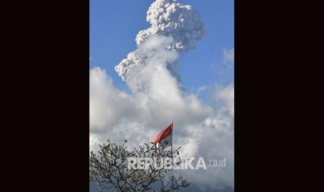 Asap dan abu vulkanis menyembur dari kawah Gunung Agung. (ilustrasi)