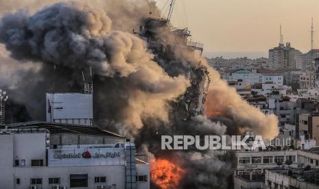 Negara Arab Nyatakan Solidaritas pada Palestina. Asap dan api membumbung setelah Israel menyerang menara Al-Shorouq di Kota Gaza, Rabu (12/5).