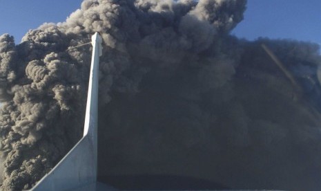 Asap dari erupsi Gunung Aso di sekitar Bandara Kumamoto, Jepang