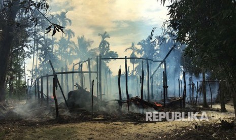 Asap  dari rumah yang terbakar di desa Gawdu Zara, negara bagian Rakhine utara, Myanmar Kamis, (7/9). Wartawan melihat api baru terbakar  yang telah ditinggalkan oleh Muslim Rohingya.