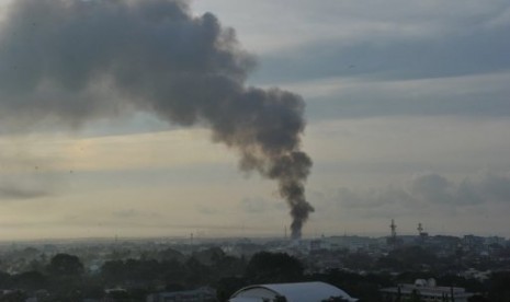 Asap dari rumah yang terbakar saat pasukan pemerintah Filipina menyerang militan di Kota Zamoanga (16/9)