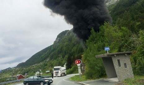 Asap hitam membumbung di terowongan Skatestraum, Norwegia setelah truk tanker pembawa bensin meledak, Rabu (15/7).