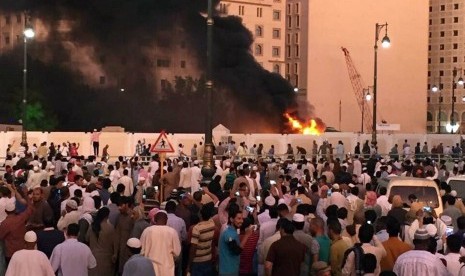 Asap hitam membumbung setelah ledakan bom di luar lingkungan kompleks Masjid Nabawi, Madinah, Arab Saudi, Senin (4/7). 