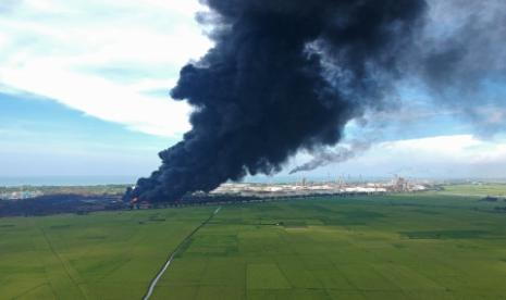 Asap hitam mengepul dari kebakaran tangki minyak milik Pertamina RU VI Balongan, Indramayu, Jawa Barat, Senin (29/3/2021).