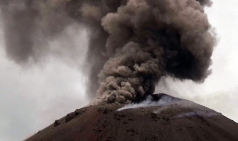 Asap hitam menyembur saat terjadi letusan Gunung Anak Krakatau (GAK) di Selat Sunda, Banten, Senin (10/12/2018).