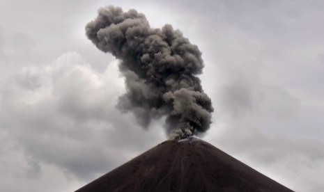 Asap hitam menyembur saat terjadi letusan Gunung Anak Krakatau (GAK) di Selat Sunda, Banten, Senin (10/12/2018). 