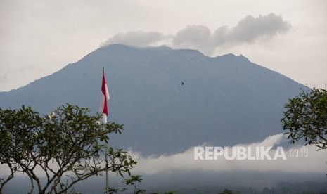 Asap keluar dari kawah Gunung Agung yang masih berstatus awas di Pos Pengamatan Gunung Api Agung, Desa Rendang, Karangasem, Bali, Selasa (23/1). 