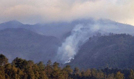 Asap masih mengepul dari hutan gunung Merbabu, di atas Basecamp pendakian Tekelan, di Dusun Tekelan, Desa Batur, Kecamatan Getasan, Kabupatrn Semarang, Selasa (16/10) sore. BNPB akan mendukung uoaya pemadaman api yang membakar lereng Merbabu, dari udara