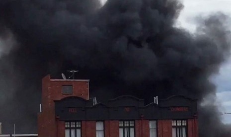   Asap masih mengepul dari lokasi kejadian di dekat Hindley Street, Adelaide.