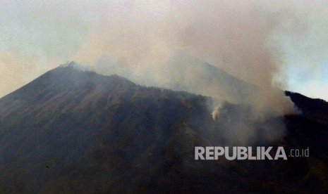 Asap membubung dari lokasi kebakaran hutan di lereng Gunung Arjuno (ilustrasi)