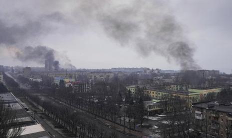 Asap membubung pascaserangan di Mariupol, Ukraina, Rabu (9/3/2022).