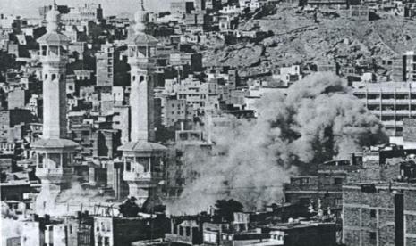 Asap membubung tinggi dari kawasan Masjidil Haram, Makkah, Arab Saudi. Pada 1979, Masjid Suci diserang sekelompok teroris.