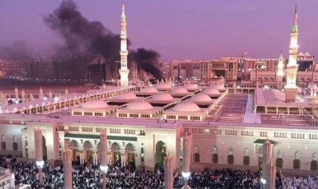 Asap membumbung akibat ledakan bom di luar lingkungan Masjid Nabawi, Madinah, Arab Saudi, Selasa (4/7). 