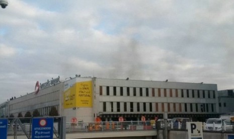 Asap membumbung dari bandara di Brussels, Belgia, Selasa (22/3).