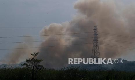 Asap membumbung tinggi dari lahan yang terbakar di Tanjung Barangan, Palembang, Sumatera Selatan, Senin (5/10/2020). Badan Penanggulangan Bencana Daerah (BPBD) Provinsi Sumatera Selatan menurun dua helikopter Mi-18 Mtv untuk melakukan pemadaman di daerah tersebut.