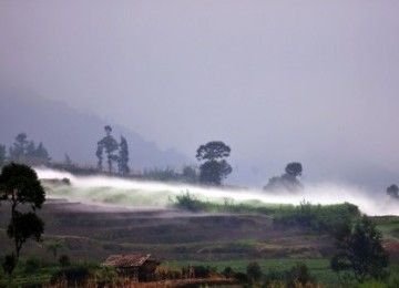 Asap mengandung gas karbondioksida CO2 menyelimuti permukaan kawah Timbang di dataran tinggi Dieng Dusun Simbar, Batur, Banjarnegara, Jateng, Selasa (31/5).