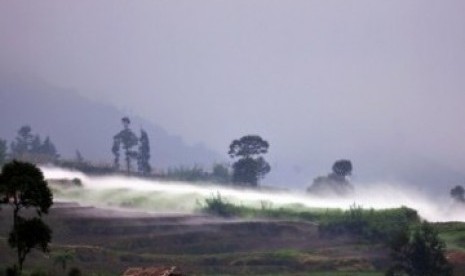 Asap mengandung gas karbondioksida CO2 menyelimuti permukaan kawah Timbang di dataran tinggi Dieng Dusun Simbar, Batur, Banjarnegara, Jateng, Selasa (31/5).