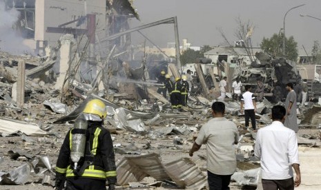   Asap mengepul akibat truk pengangkut bahan bakar gas yang meledak di Riyadh, Arab Saudi, Kamis (1/11).   (Mohammed Mashhor/Reuters)