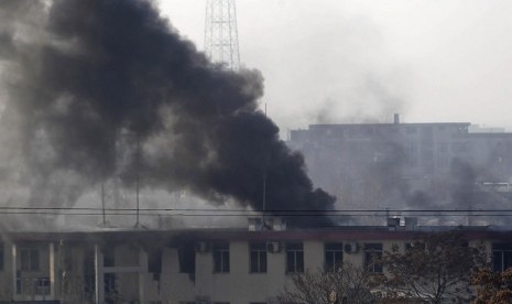 Asap mengepul dari gedung markas polisi lalu lintas Kabul setelah diserang  gerilyawan di Kabul,Senin (21/1). (Reuters/Omar Sobhani)