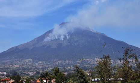  Asap mengepul dari hutan yang terbakar di lereng Gunung Sindoro terlihat dari kawasan Parakan, Temanggung, Jateng, Selasa (29/9).   (Antara/Anis Efizudin)