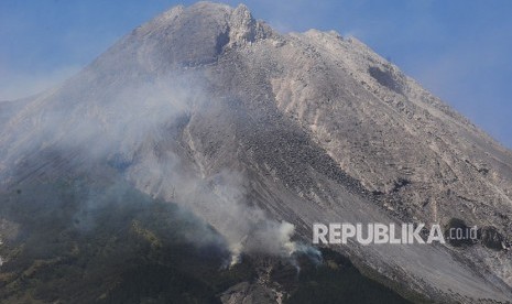 Asap mengepul dari hutan yang terbakar di lereng Gunung Merapi, terlihat dari wilayah Jrakah, Selo, Boyolali, Jawa Tengah, Jumat (1/6).